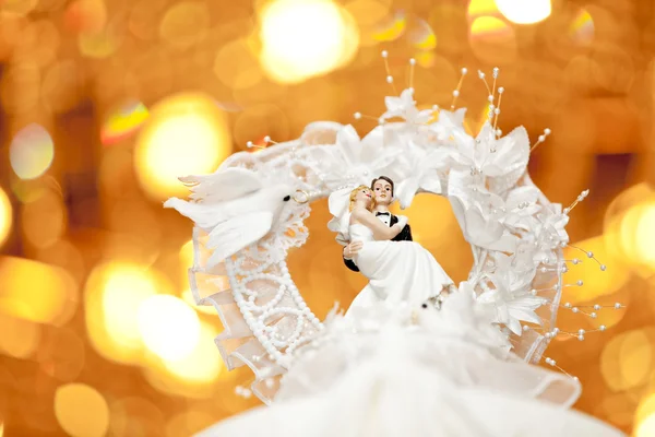 Casamento casal boneca no fundo de ouro — Fotografia de Stock