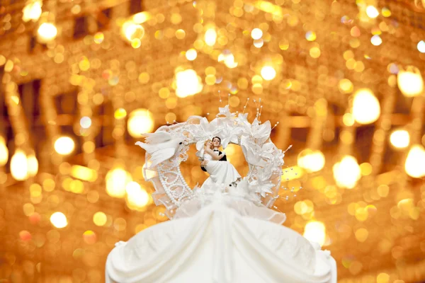 Bröllop par docka på guld bakgrund — Stockfoto
