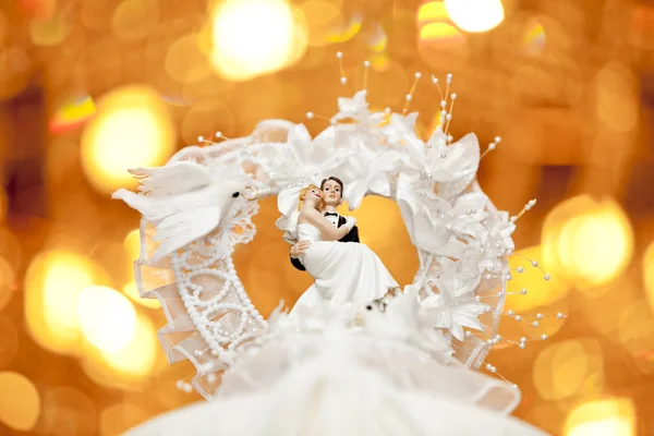 ゴールドの背景に結婚式カップル人形 — ストック写真