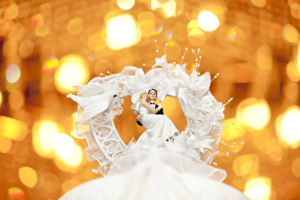 Bambola coppia di nozze su sfondo oro — Foto Stock