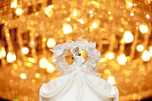 Svatební pár panenku na zlaté pozadí — Stock fotografie