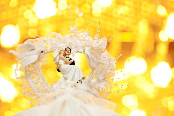 Wedding couple doll on gold background — Stock Photo, Image