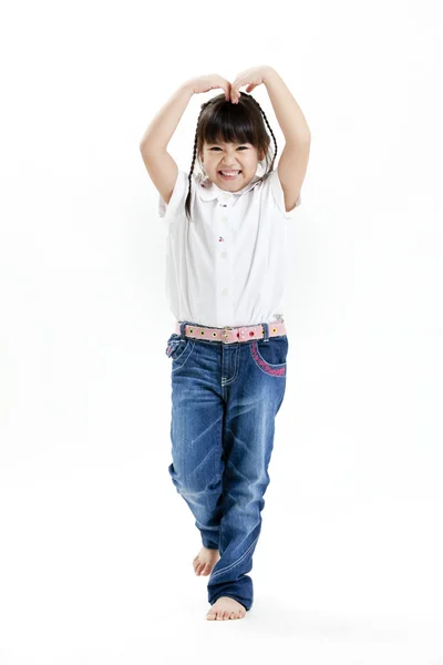 Petite fille portrait avec chemise blanche et jeans bleus s'amuser sur le fond blanc — Photo