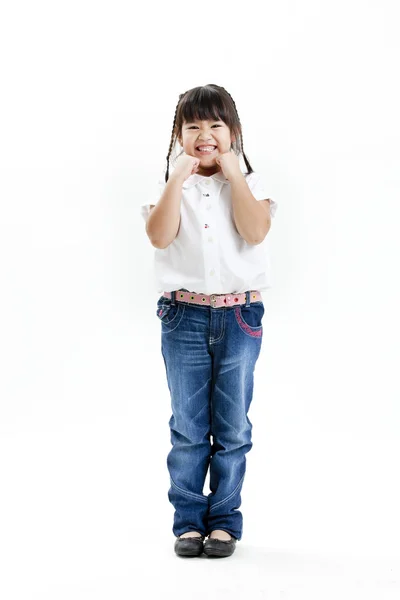 Kleines Mädchenporträt mit weißem Hemd und blauer Jeans auf weißem Hintergrund — Stockfoto