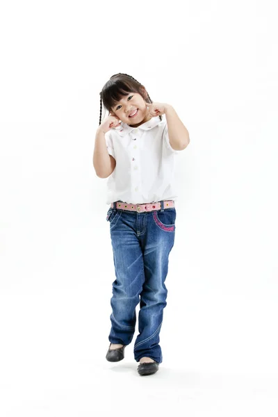 Retrato de niña con camisa blanca y jeans azules sobre fondo blanco —  Fotos de Stock