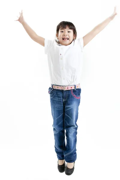 Retrato de niña con camisa blanca y vaqueros azules que se divierten en el fondo blanco — Foto de Stock