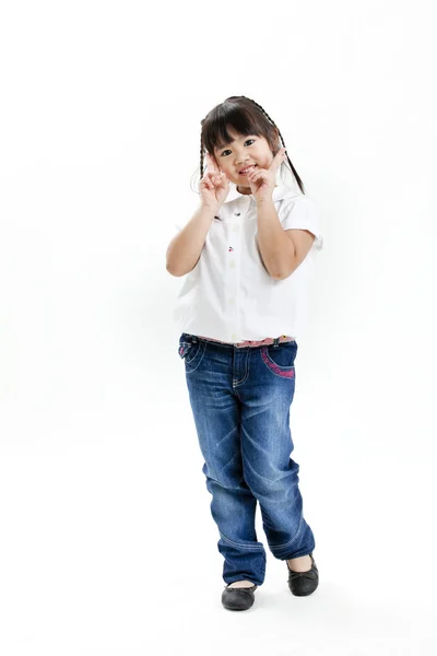 Ritratto bambina con camicia bianca e jeans blu sullo sfondo bianco — Foto Stock
