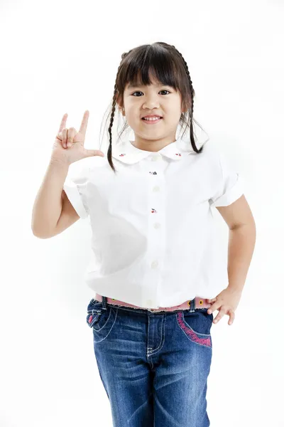 Retrato de menina com camisa branca e jeans azul se divertindo no fundo branco — Fotografia de Stock