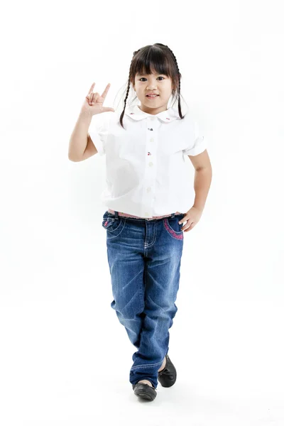 Retrato de niña con camisa blanca y vaqueros azules que se divierten en el fondo blanco —  Fotos de Stock