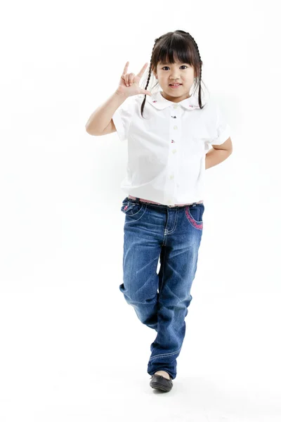 Retrato de menina com camisa branca e jeans azul se divertindo no fundo branco — Fotografia de Stock