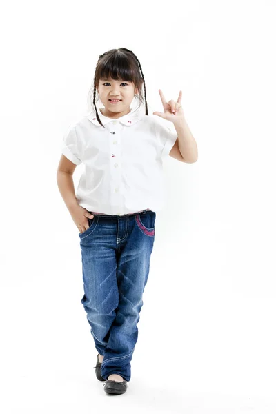 Retrato de niña con camisa blanca y vaqueros azules que se divierten en el fondo blanco —  Fotos de Stock