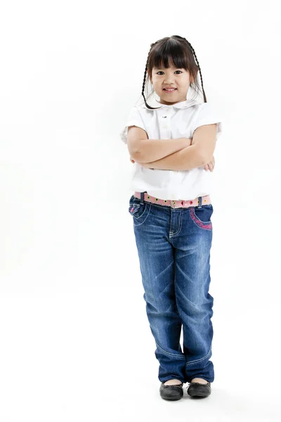 Портрет маленької дівчинки з білою сорочкою і блакитними джинсами на білому тлі — стокове фото