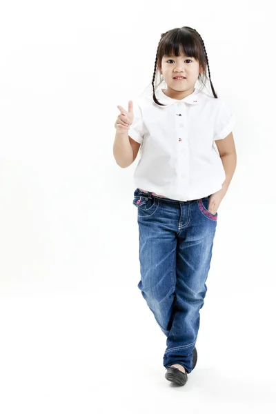 Malá dívka portrét s bílou košili a modré džíny baví na bílém pozadí — Stock fotografie