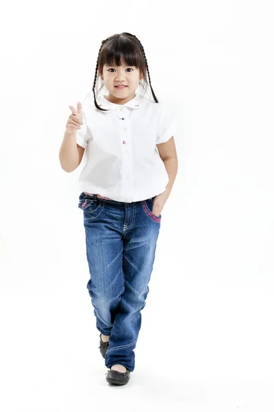 Petite fille portrait avec chemise blanche et jeans bleus s'amuser sur le fond blanc — Photo