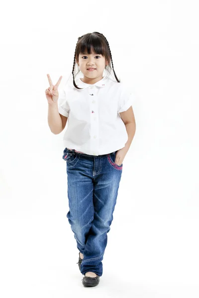 Retrato de niña con camisa blanca y vaqueros azules que se divierten en el fondo blanco —  Fotos de Stock