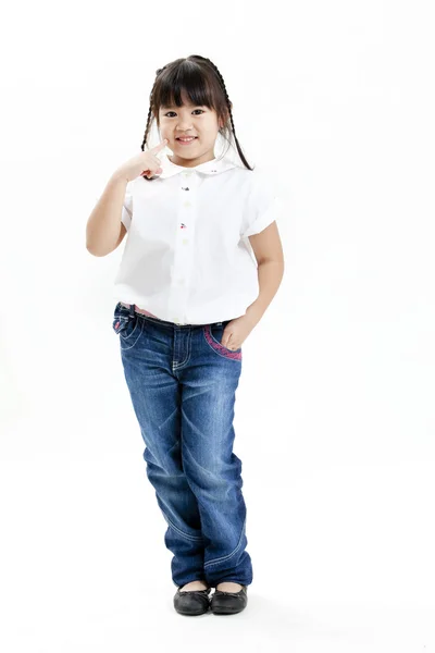Retrato de niña con camisa blanca y jeans azules sobre fondo blanco —  Fotos de Stock