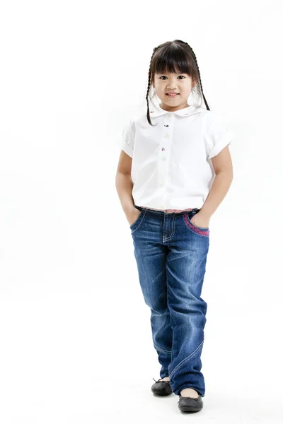 Retrato de niña con camisa blanca y jeans azules sobre fondo blanco —  Fotos de Stock