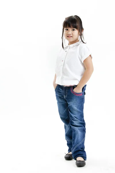 Retrato de niña con camisa blanca y jeans azules sobre fondo blanco —  Fotos de Stock