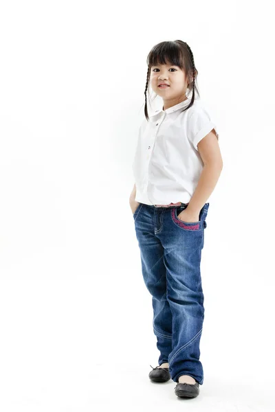Retrato de menina com camisa branca e jeans azuis no fundo branco — Fotografia de Stock