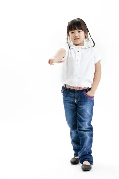 Retrato de niña con camisa blanca y vaqueros azules que se divierten en el fondo blanco —  Fotos de Stock