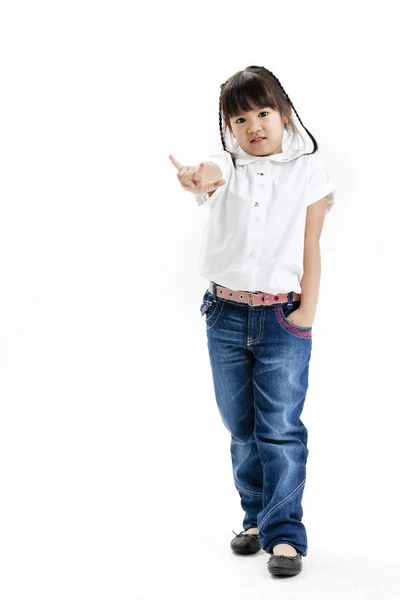Retrato de niña con camisa blanca y vaqueros azules que se divierten en el fondo blanco — Foto de Stock