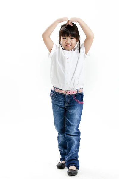 Retrato de menina com camisa branca e jeans azul se divertindo no fundo branco — Fotografia de Stock