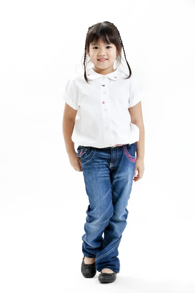 Ritratto bambina con camicia bianca e jeans blu sullo sfondo bianco — Foto Stock