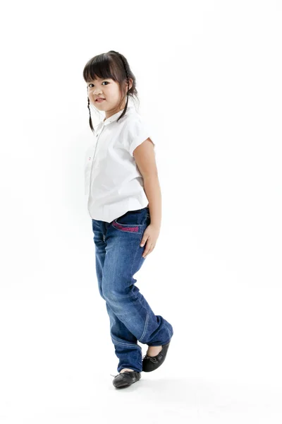 Ritratto bambina con camicia bianca e jeans blu sullo sfondo bianco — Foto Stock