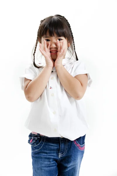 Ritratto bambina con camicia bianca e jeans blu sullo sfondo bianco — Foto Stock