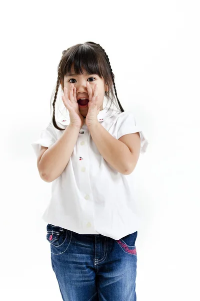 Petit portrait de fille avec chemise blanche et jean bleu sur le fond blanc — Photo