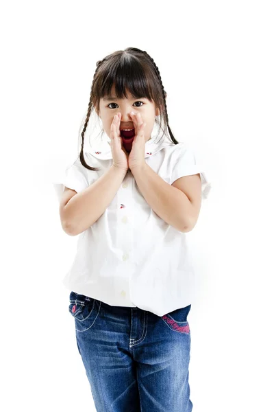 Ritratto bambina con camicia bianca e jeans blu sullo sfondo bianco — Foto Stock