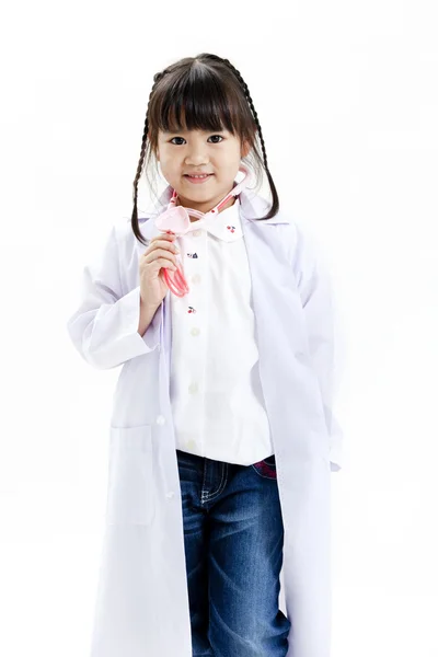 Una joven asiática divirtiéndose jugando a vestirse como médico — Foto de Stock