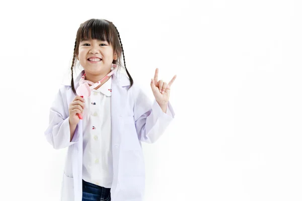 Genç bir Asyalı kız eğlenmek bir doktor olarak elbise oyun — Stok fotoğraf