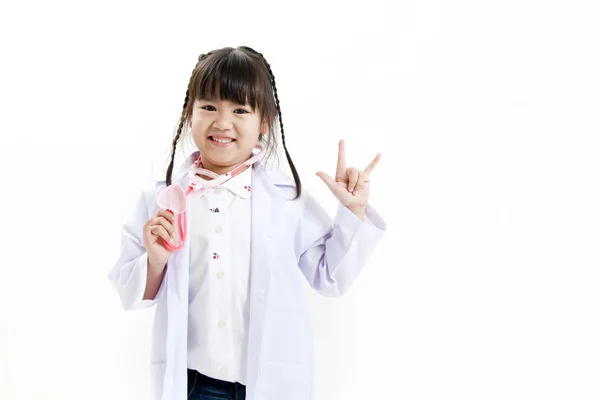 Молодая азиатка развлекается, наряжаясь доктором. — стоковое фото