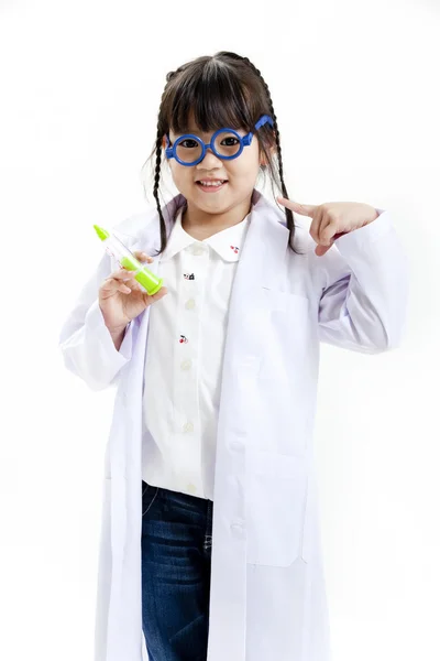 Uma jovem menina asiática se divertindo jogando vestir-se como um médico — Fotografia de Stock