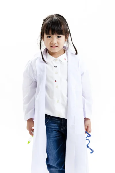 Egy fiatal ázsiai lány birtoklás móka játék ruha, mint egy orvos — Stock Fotó