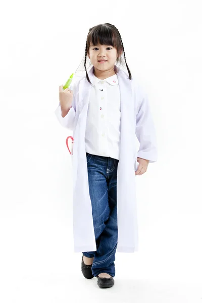 Genç bir Asyalı kız eğlenmek bir doktor olarak elbise oyun — Stok fotoğraf