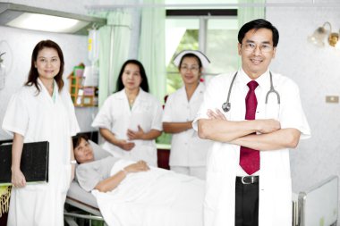 Doktor, bir hastayla konuşurken onun iş arkadaşları