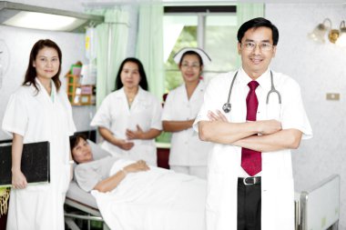 Doktor, bir hastayla konuşurken onun iş arkadaşları