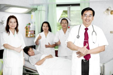 Doktor, bir hastayla konuşurken onun iş arkadaşları