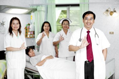 Doktor, bir hastayla konuşurken onun iş arkadaşları