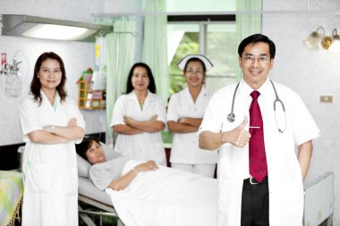 Doktor, bir hastayla konuşurken onun iş arkadaşları