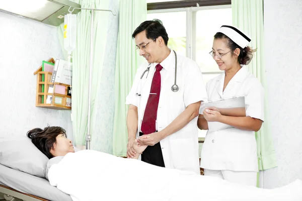 Arzt und Krankenschwester im Gespräch mit einem Patienten — Stockfoto
