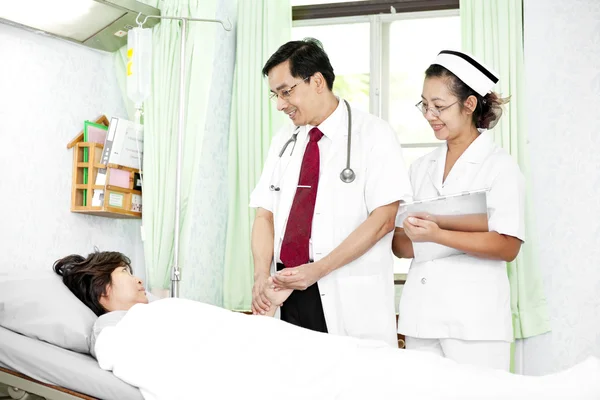 Médico y enfermera hablando con un paciente —  Fotos de Stock