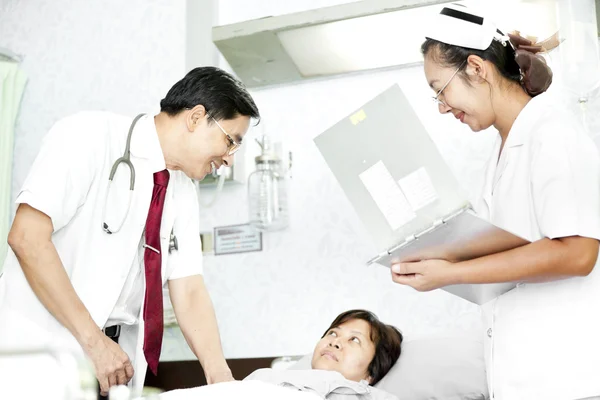 Médico e enfermeiro conversando com um paciente — Fotografia de Stock