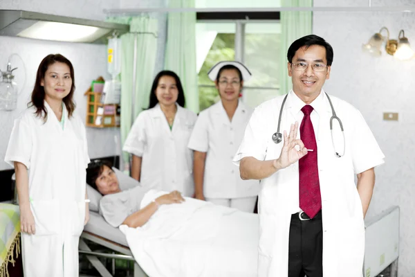 Doctor, sus compañeros de trabajo hablando con un paciente — Foto de Stock