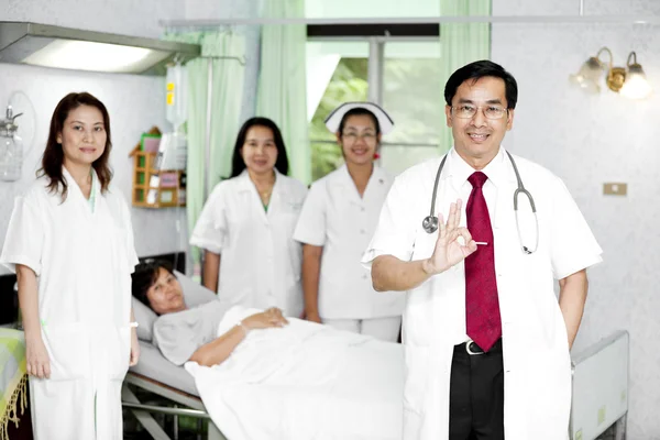 Doctor, sus compañeros de trabajo hablando con un paciente — Foto de Stock