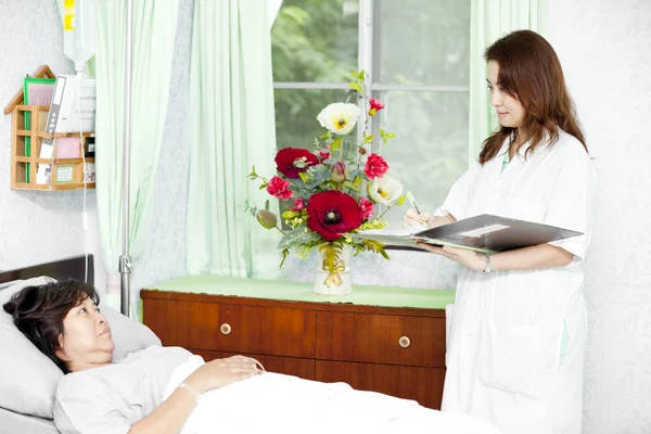 Doctor talking with a patient — Stock Photo, Image