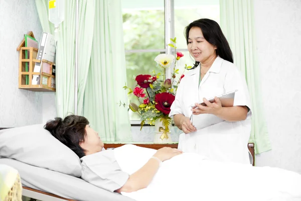 Médico conversando com um paciente — Fotografia de Stock