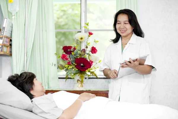 Médico conversando com um paciente — Fotografia de Stock